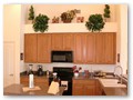 Im zentralen Wohnbereich integriert ist die offene, großzugige Küche. Sie beinhaltet alles was Sie für die Zubereitung eines herrlichen Essens benötigen und ist mit massiven Holzschränken in dunkler Buche eingerichtet.