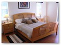 Die Mastersuite ist mit einem kingsize Doppelbett ausgestattet. Es bietet sehr viel Platz zum schlafen und ausruhen.